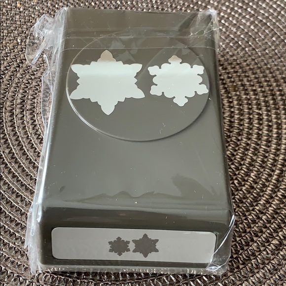 Stampin’Up Flurry of Wishes and Snow Flurry punch - Picture 4 of 5